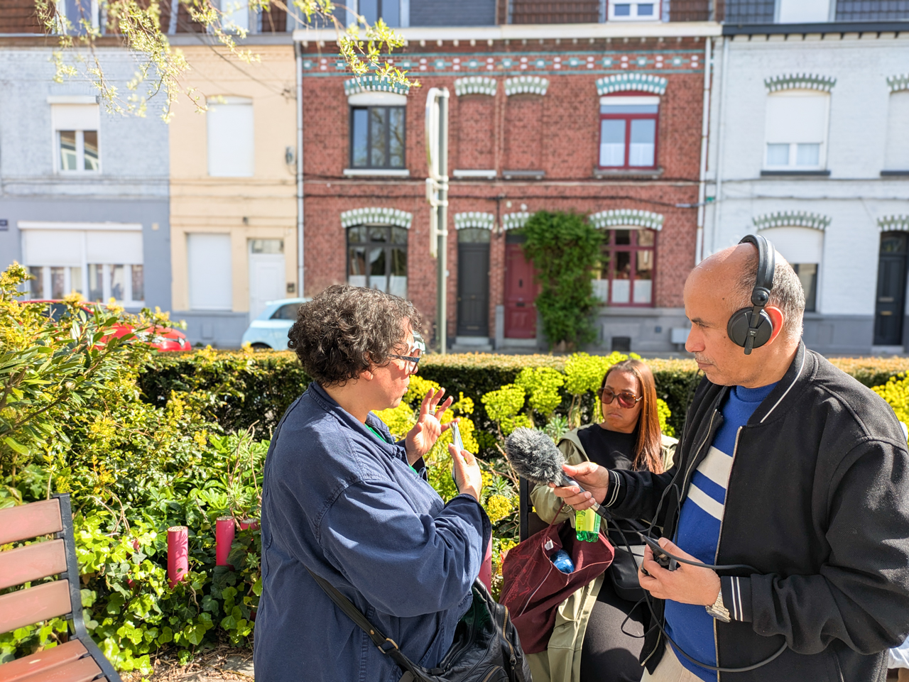 Niasi s'intéresse à l'implication personnelle de Marie-France pour le quartier.