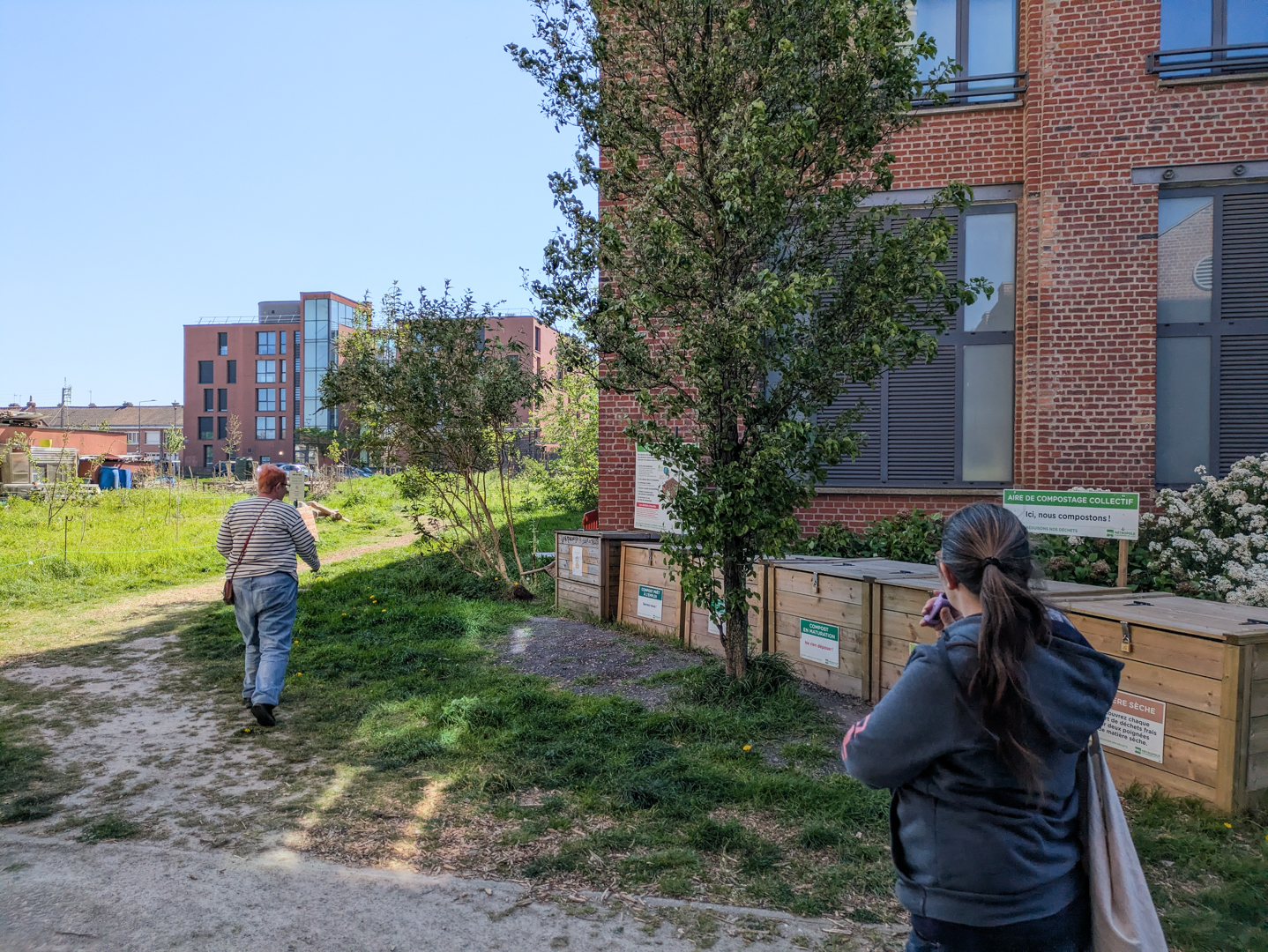Un jardin au dessus d'un parking