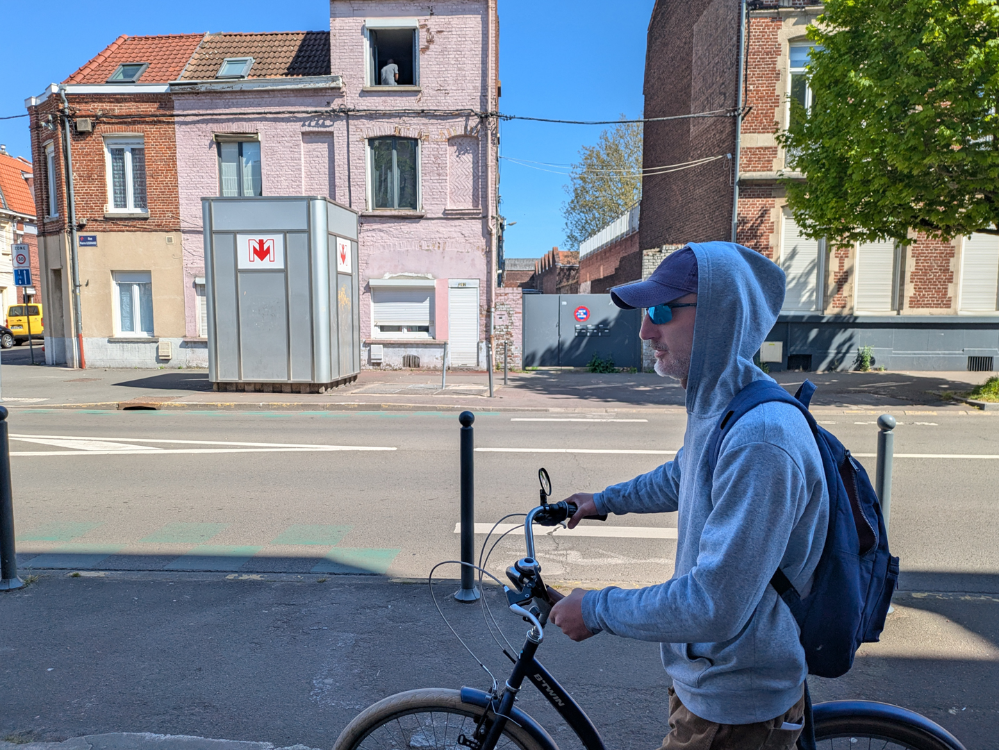 12H30 à Marbrerie : La rue P. Legrand peu recommandée à vélo ©©Julien SYLVESTRE