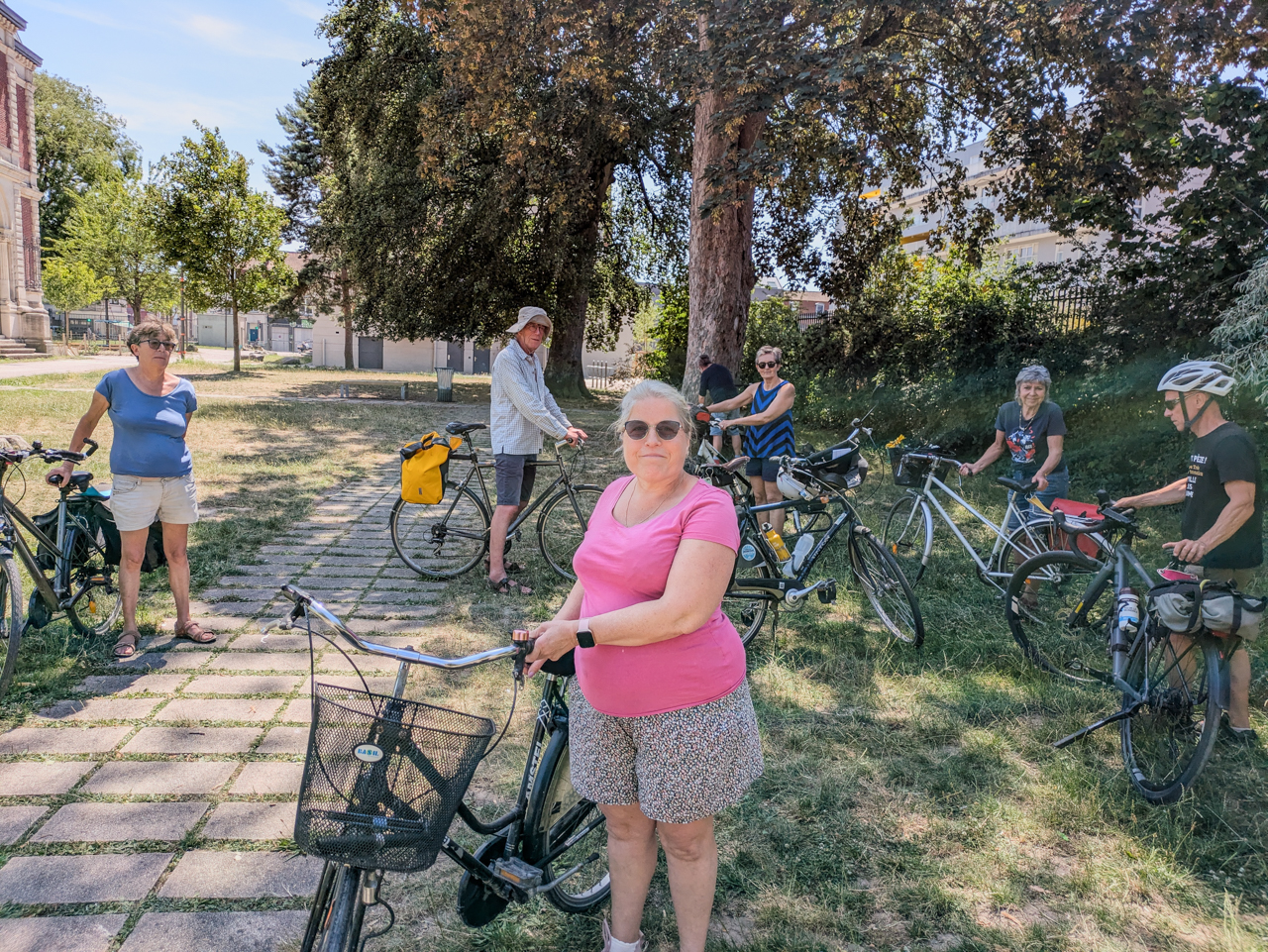 Marianne ne sachant plus depuis quand elle est montée sur un vélo, est rassurée d'être bien entourée - 14h12 ©©JS