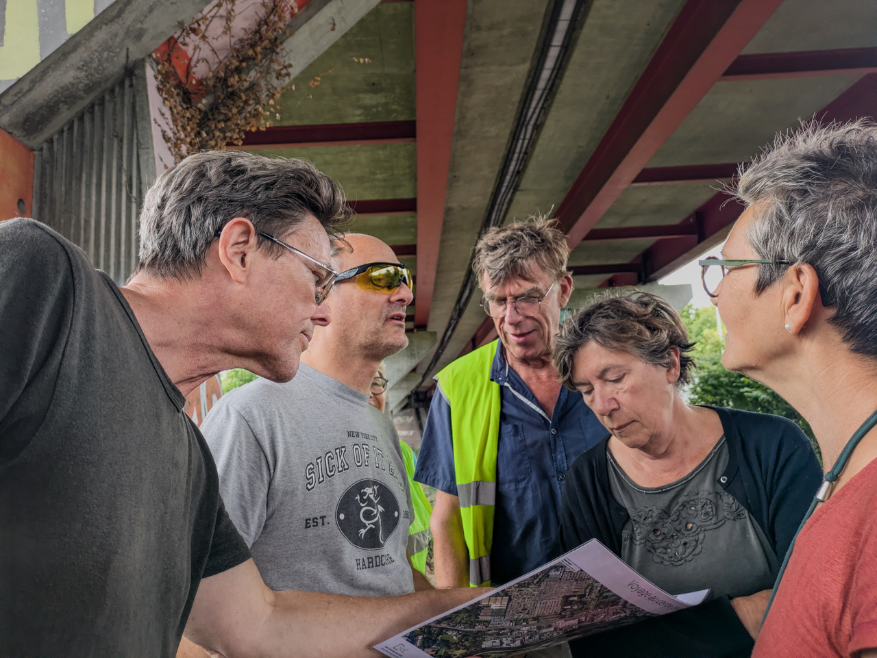 Sven, christophe, Jef, Véro et Marie-Françoise échaffaudent un plan pour creuser la surface - 11h44 ©©JS